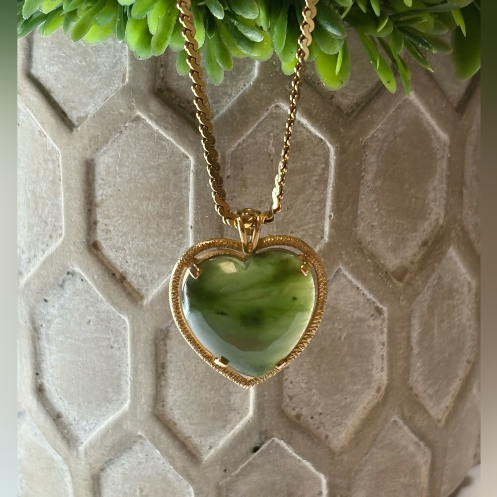Vintage 14k gold Heart Shaped Jade Pendant on 20 inch Serpentine Chain ✨